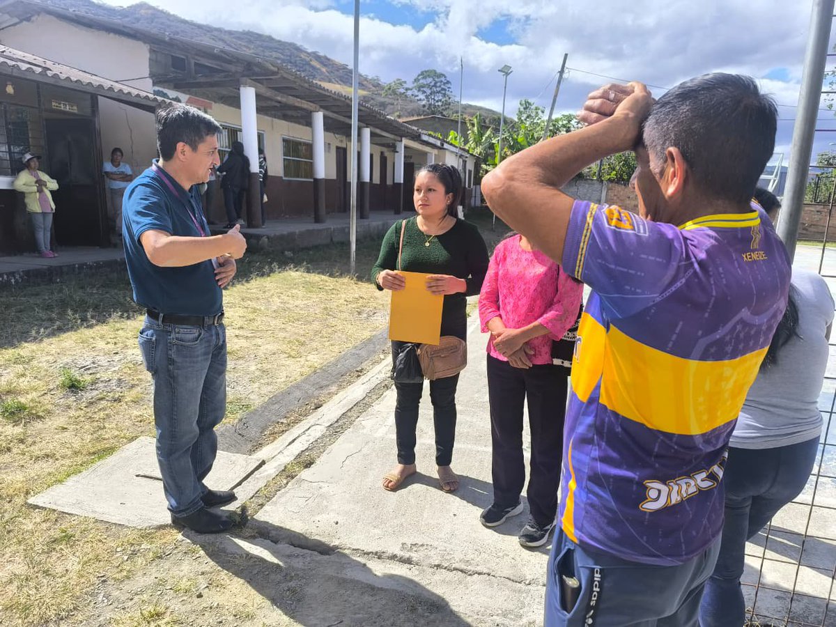 duran_monita's tweet photo. HOY| Visite la Escuela Blanca Cano Palacio de la parroquia Malacatos, junto a funcionarios del Distrito con la finalidad de dialogar con padres de familia y docente para llegar a compromisos que garanticen la seguridad de nuestros estudiantes.
#ElNuevoEcuador https://t.co/v8AChra2RC