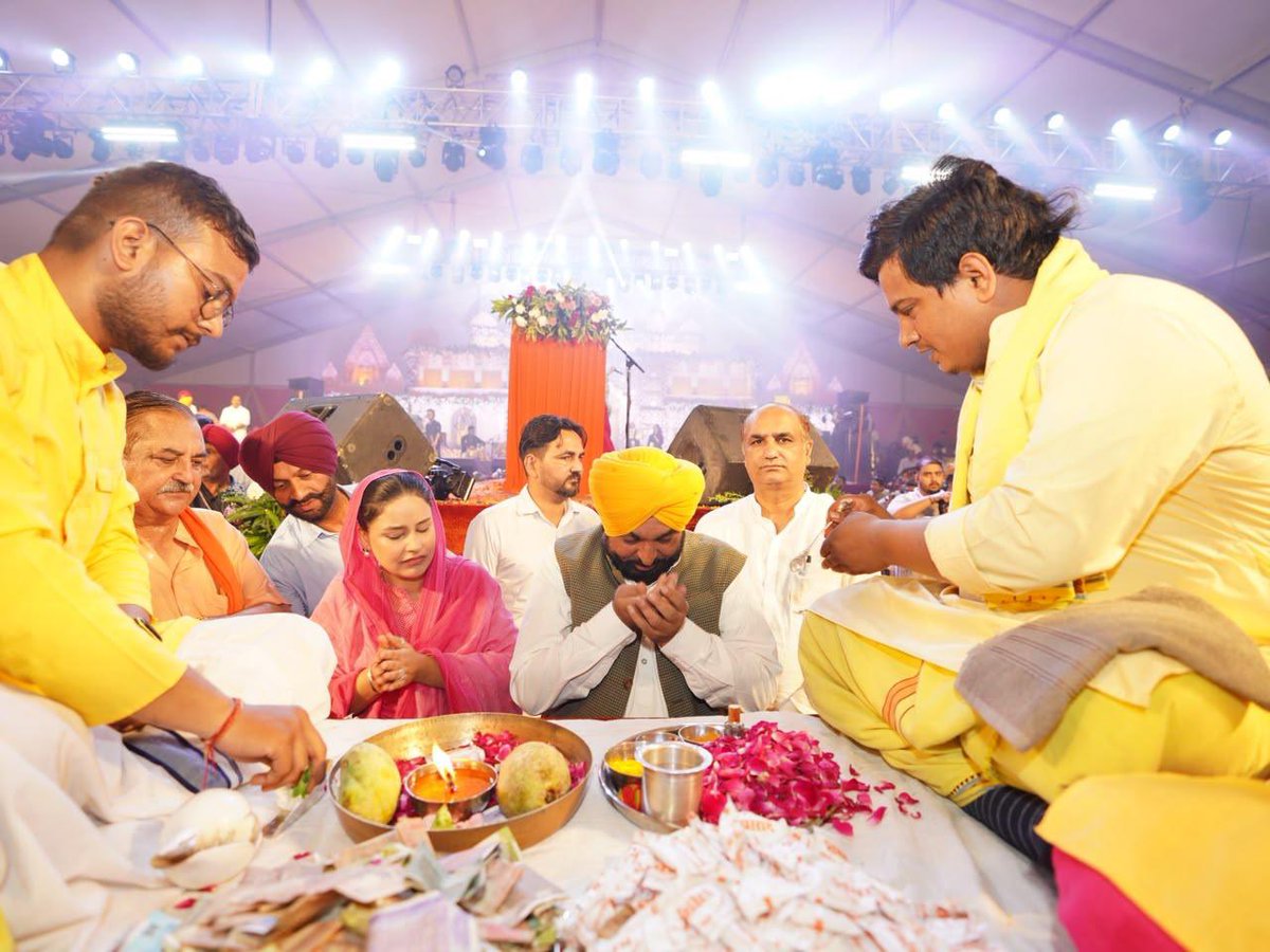BhagwantMann's tweet photo. ਪਟਿਆਲਾ ਦੀ ਪਾਵਨ ਧਰਤੀ ‘ਤੇ “ਇੱਕ ਸ਼ਾਮ ਭਗਵਾਨ ਸ਼ਿਵ ਦੇ ਨਾਲ” ਸਮਾਗਮ ਵਿੱਚ ਸ਼ਾਮਲ ਹੋਣ ਦਾ ਸੁਭਾਗ ਪ੍ਰਾਪਤ ਹੋਇਆ। ਭਗਵਾਨ ਸ਼ਿਵ ਜੀ ਦੀ ਭਗਤੀ ਵਿੱਚ ਲੀਨ ਸੰਗਤ ਦਾ ਪਿਆਰ ਅਤੇ ਉਤਸ਼ਾਹ ਮਨ ਨੂੰ ਅਧਿਆਤਮਿਕ ਸ਼ਾਂਤੀ ਨਾਲ ਭਰ ਗਿਆ…
ਪੰਜਾਬ ਦੀ ਧਰਤੀ ਗੁਰੂਆਂ, ਪੀਰਾਂ ਅਤੇ ਸੰਤਾਂ ਦੀ ਧਰਤੀ ਹੈ, ਜਿੱਥੇ ਹਮੇਸ਼ਾ ਪਿਆਰ, ਭਾਈਚਾਰੇ ਅਤੇ ਏਕਤਾ ਦਾ ਸੰਦੇਸ਼ ਦਿੱਤਾ ਜਾਂਦਾ ਹੈ। 
ਸਾਡੀ ਸਾਂਝੀਵਾਲਤਾ ਹੀ ਪੰਜਾਬ ਦੀ ਸਭ ਤੋਂ ਵੱਡੀ ਤਾਕਤ ਹੈ…
ਆਓ, ਭਗਵਾਨ ਸ਼ਿਵ ਜੀ ਦੇ ਆਸ਼ੀਰਵਾਦ ਨਾਲ ਮਿਲ ਕੇ ਪੰਜਾਬ ਨੂੰ ਹੋਰ ਖੁਸ਼ਹਾਲ ਅਤੇ ਰੰਗਲਾ ਬਣਾਉਣ ਦਾ ਸੰਕਲਪ ਲਈਏ।
ਹਰ ਹਰ ਮਹਾਦੇਵ!
