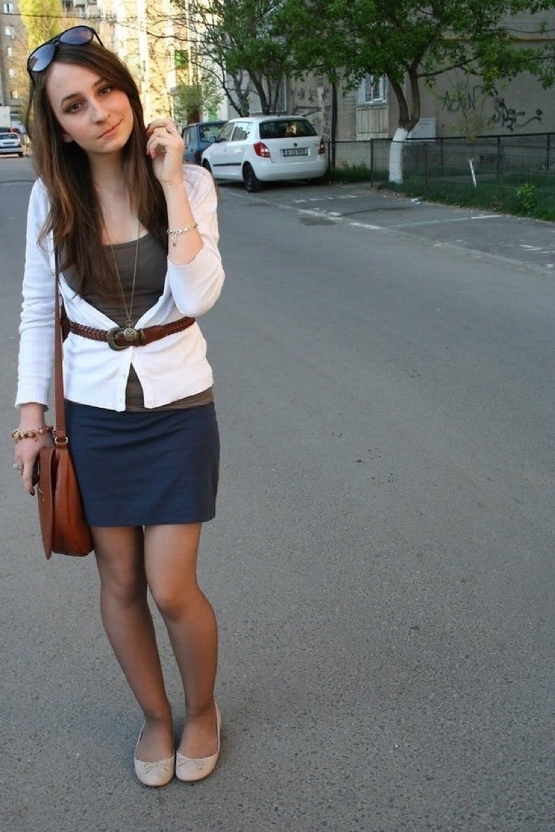 Davidjames8691's tweet photo. Que dire ? Cette jeune femme regardant le photographe sa tenue est parfaite y compris son sac à main et ses chaussures plates et que pouvons-nous ajouter concernant ce #pantyhose extraordinaire ? 😀 https://t.co/Qb70xJHwfM
