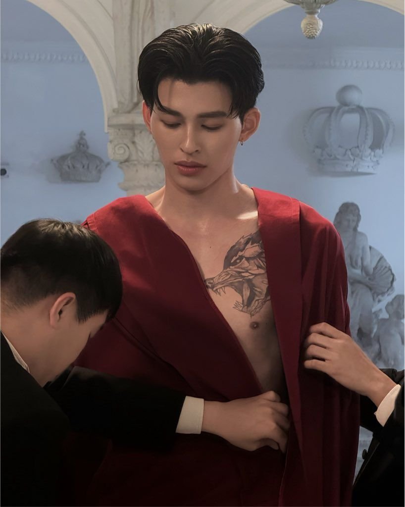 glitteronsunday's tweet photo. ถามจริง เกิดมาเพื่อเป็นแวมไพร์ปะ ข่าวการหายตัวไปของนักข่าวหนุ่มคนนั้นคุณมีความเห็นว่ายังไงคะ https://t.co/5azVI7ePBu
