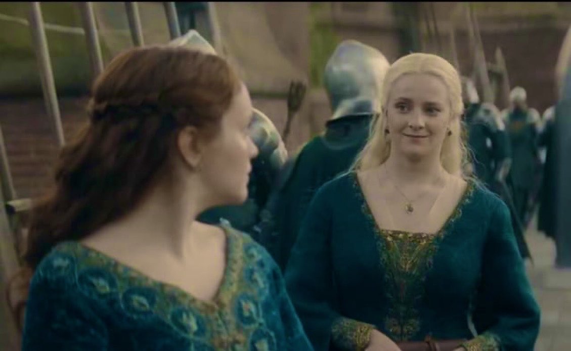 SiezerW's tweet photo. I’m genuinely asking, what is Helaena’s role in the story? 
She barely seems involved in the war, showed little reaction to her son’s death, never visited her injured husband, and refuses to ride her dragon. 

What exactly are the writers trying to do with her character? #HOTD https://t.co/x2scpjaqb9