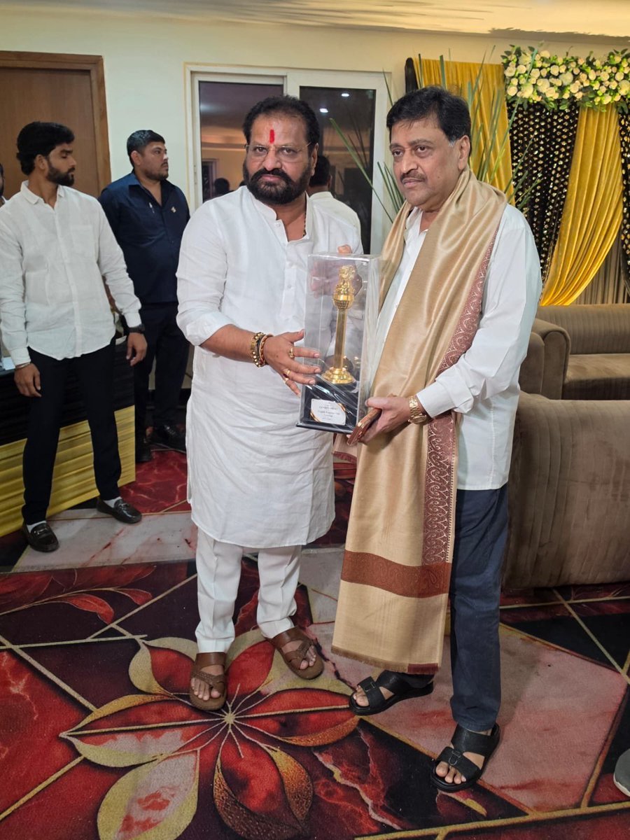 AshokChavan1958's tweet photo. खासदार नागेश पाटील आष्टीकर यांना वाढदिवसाच्या शुभेच्छा!

हिंगोलीचे खासदार श्री. नागेश पाटील आष्टीकर यांच्या ५४ व्या वाढदिवसानिमित्त आज नवी दिल्ली येथे आयोजित कार्यक्रमात सहभागी होत त्यांना मनःपूर्वक शुभेच्छा दिल्या. त्यांच्या निरोगी, दीर्घायुषी आणि यशस्वी सार्वजनिक जीवनासाठी शुभेच्छा व्यक्त केल्या.

📍 नवी दिल्ली
🗓️ २८ जुलै २०२६

#BirthdayGreetings #PublicLife #NewDelhi #AshokChavan