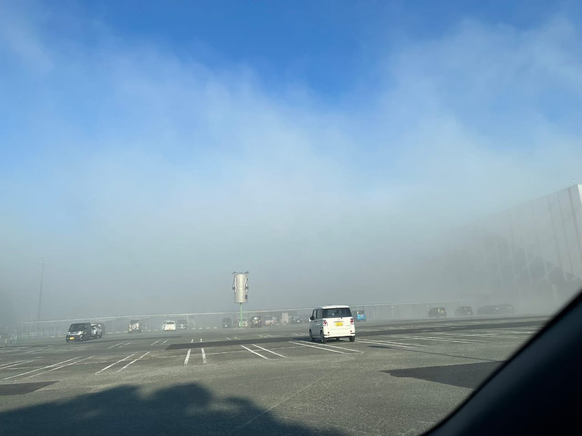fabiola_blanco's tweet photo. I'm at Aeon Mall Kumamoto.  
I was waiting in the parking lot for things to calm down, but suddenly there was a sound like an explosion from inside the Aeon Mall, and smoke started coming out.  

I'm waiting with a nearby mother and child in the car, but with the traffic jam, it https://t.co/zbz0EnmcOY