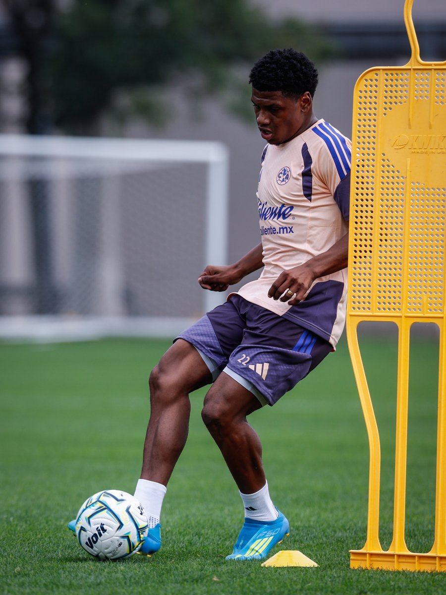 ClubAmerica's tweet photo. Estamos listos, ¿no, Óscar? 💪😁
#PereaEsÁguila https://t.co/MKmPuZV4Ap