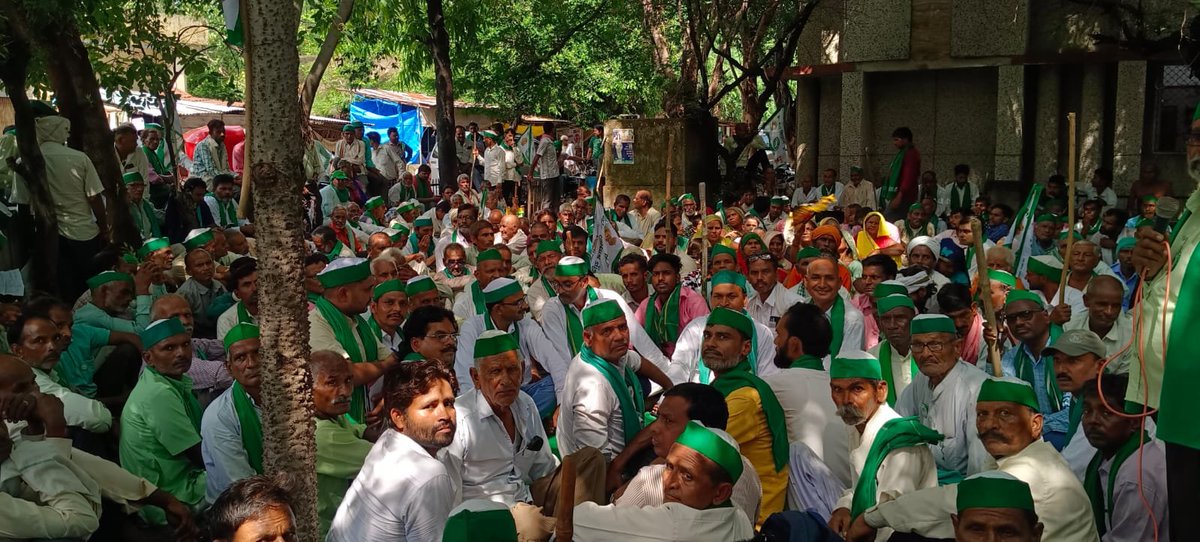 AryeshO's tweet photo. जिला फर्रुखाबाद में औद्योगिक गलियारा के नाम पर होने वाले अधिग्रहण का हम किसान विरोध करते हैं.. अधिग्रहण कानून के हिसाब से उद्योग के लिए ऊसर बंजर भूमि का चयन होना चाहिए पर यूपीडा ने उपजाऊ जमीनों को चिन्हित किया है जो कि तीन फसली हैं सैंकड़ों बीघा बाग बगीचा भी हैं https://t.co/WwgvAUdyF7