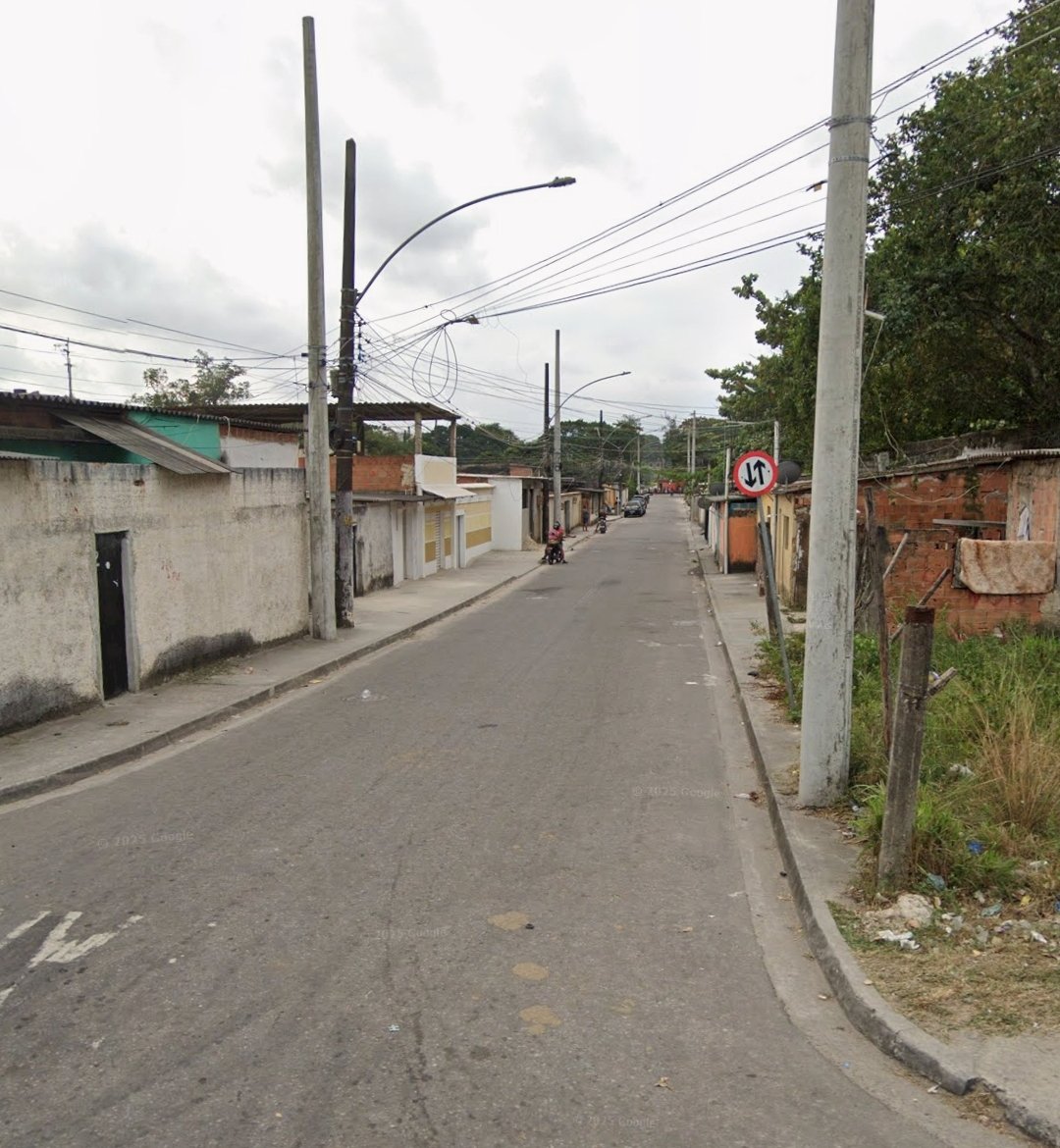 RioWarz21's tweet photo. 📸 | TEVE MUDANÇA ?

As duas primeiras imagens mostram a entrada da Favela do Antares em meados de 2017 / 2018, na época que a região era dominada pelo Comando Vermelho.

Já as duas últimas fotos, mostram o mesmo lugar anos depois com a chegada dos Milicianos. https://t.co/5rx088HhLj