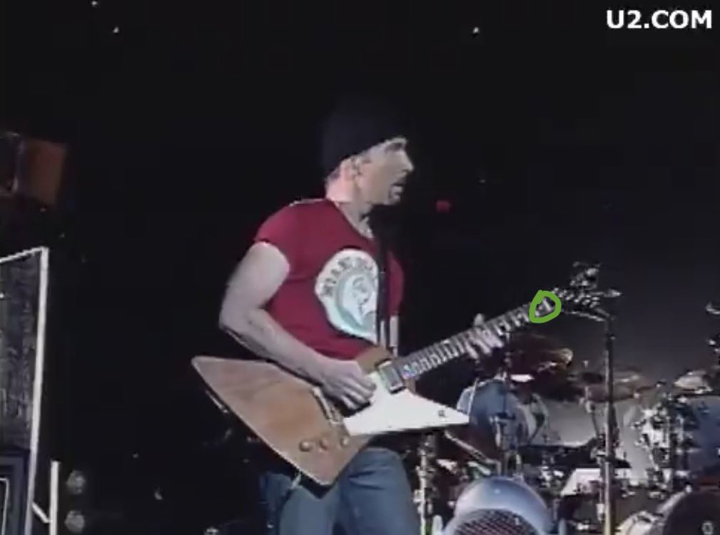 fkauak's tweet photo. @U2Chile La Gibson Explorer original de The Edge, la que tiene un punto en el 1° fret. https://t.co/SxVdNYNXB7