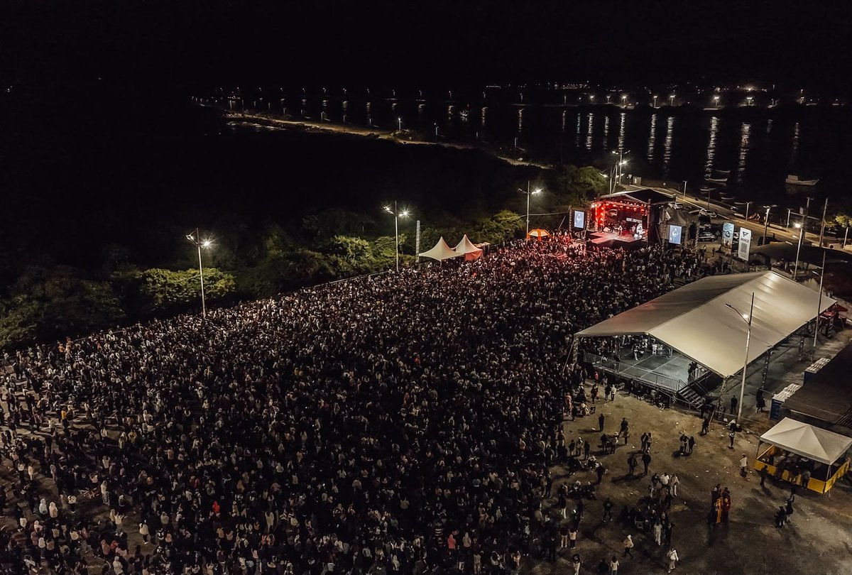 FreiGilsonCMES's tweet photo. Quero louvar a Deus pela missão de ontem em Navegantes, Santa Catarina.

Foi muito bom retornar a esse estado e conhecer esse povo maravilhoso, um povo de tanta fé.

O show estava marcado para as 20h, mas, por causa das condições climáticas, não conseguimos pousar no horário previsto. Depois de muita persistência, conseguimos chegar. Quero agradecer ao meu bispo, Dom José Negri, pela convivência desses dias, e também ao Ministério Som do Monte, que esteve conosco nessa intensa missão ao longo do fim de semana.

O mais bonito foi ver o povo. Mesmo com todo o atraso, o show começou depois da meia-noite, e as pessoas permaneceram ali. Tenho certeza de que muitos gostariam de ter ficado, mas precisaram voltar para casa por causa do trabalho. Ainda assim, a grande maioria permaneceu conosco.

Vivemos um momento de oração e louvor inesquecível, em plena praça pública, que se estendeu até depois das 3h da manhã. Foi muito especial.

Quero agradecer também a acolhida tão fraterna de Dom Rafael e do Padre Eduardo.

Louvado seja Deus por tudo o que vivemos ontem. Tenho certeza de que todos nós voltamos para casa transformados.

Deus abençoe todo o povo de Navegantes. Espero, se Deus quiser, voltar um dia a esse lugar tão especial.