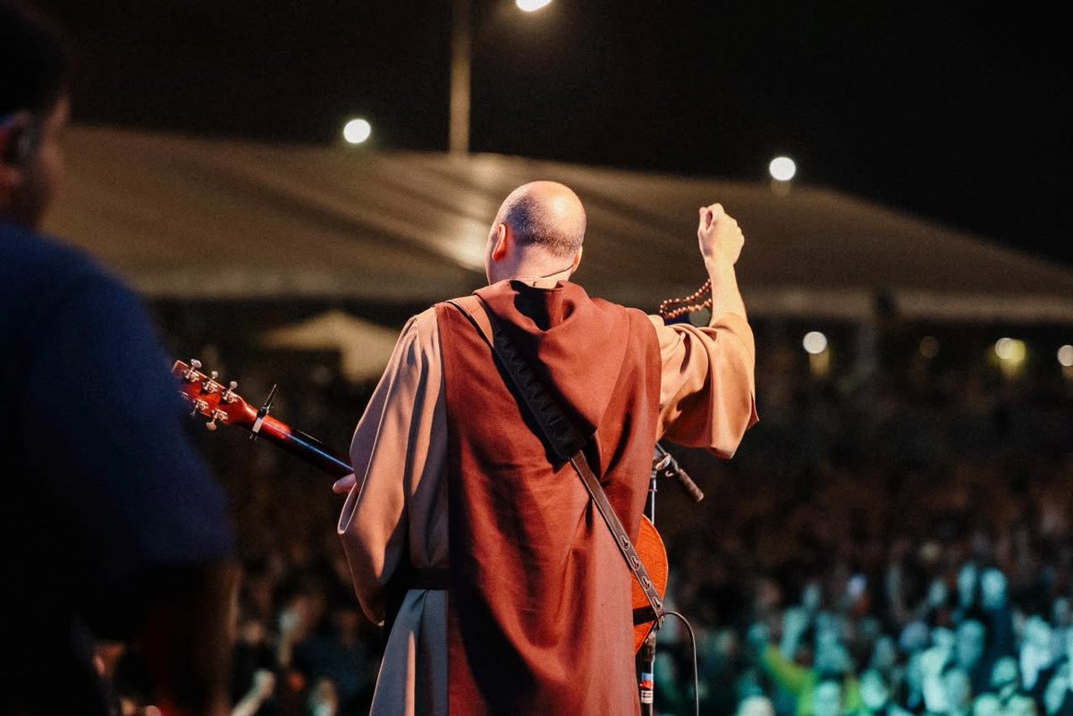 FreiGilsonCMES's tweet photo. Quero louvar a Deus pela missão de ontem em Navegantes, Santa Catarina.

Foi muito bom retornar a esse estado e conhecer esse povo maravilhoso, um povo de tanta fé.

O show estava marcado para as 20h, mas, por causa das condições climáticas, não conseguimos pousar no horário previsto. Depois de muita persistência, conseguimos chegar. Quero agradecer ao meu bispo, Dom José Negri, pela convivência desses dias, e também ao Ministério Som do Monte, que esteve conosco nessa intensa missão ao longo do fim de semana.

O mais bonito foi ver o povo. Mesmo com todo o atraso, o show começou depois da meia-noite, e as pessoas permaneceram ali. Tenho certeza de que muitos gostariam de ter ficado, mas precisaram voltar para casa por causa do trabalho. Ainda assim, a grande maioria permaneceu conosco.

Vivemos um momento de oração e louvor inesquecível, em plena praça pública, que se estendeu até depois das 3h da manhã. Foi muito especial.

Quero agradecer também a acolhida tão fraterna de Dom Rafael e do Padre Eduardo.

Louvado seja Deus por tudo o que vivemos ontem. Tenho certeza de que todos nós voltamos para casa transformados.

Deus abençoe todo o povo de Navegantes. Espero, se Deus quiser, voltar um dia a esse lugar tão especial.