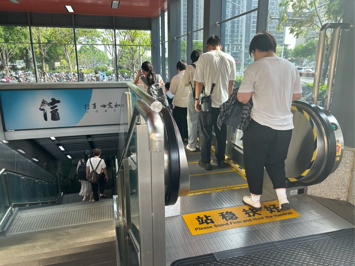v_7qh's tweet photo. 刚才下雨没带伞，在地铁站门口手足无措时，陌生姑娘把多余的半块防嗮帽塞给我就冲进雨里了，帽子上还留着她口袋的温度，好暖呀～ https://t.co/WQzD9vEhdt