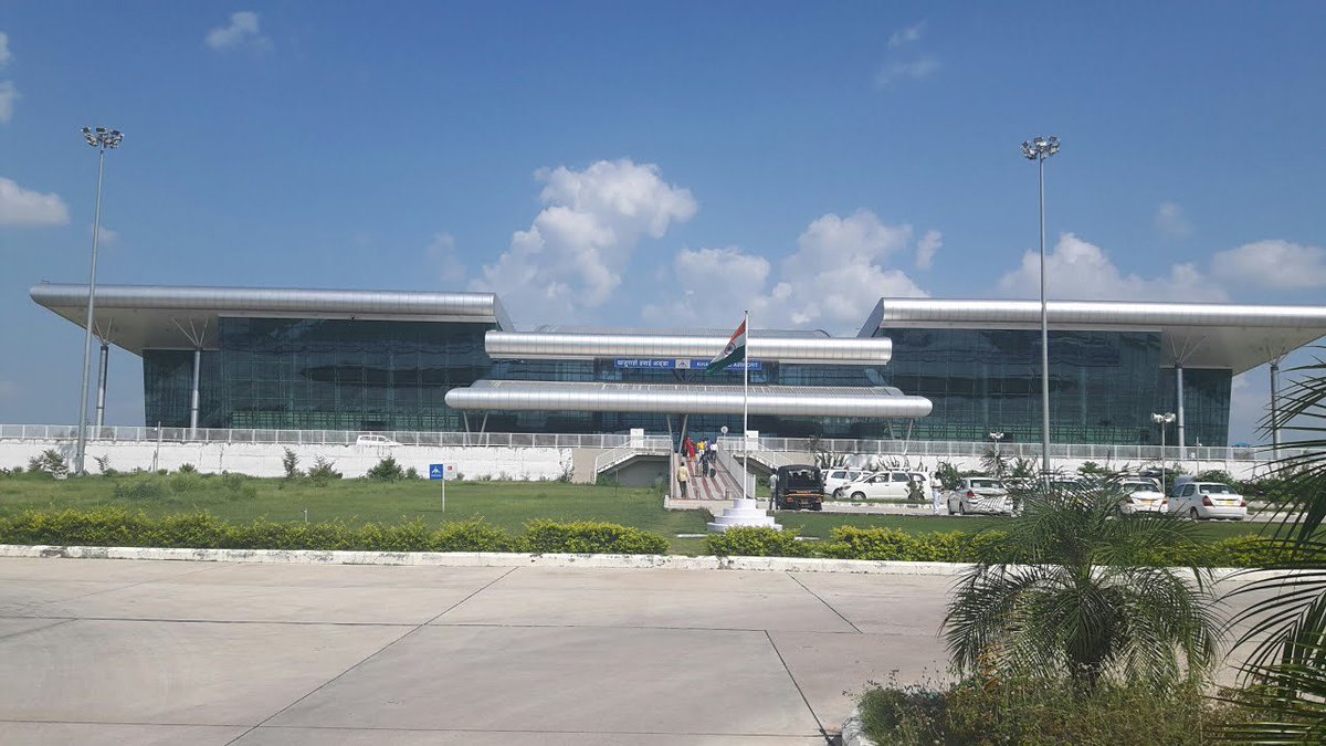 gemsofbabus_'s tweet photo. 🚨 Zero Flights, Full Marks: Khajuraho airport in Madhya Pradesh with not a single flight, became India's best-rated airport by AAI. https://t.co/mNgeUfl6lZ