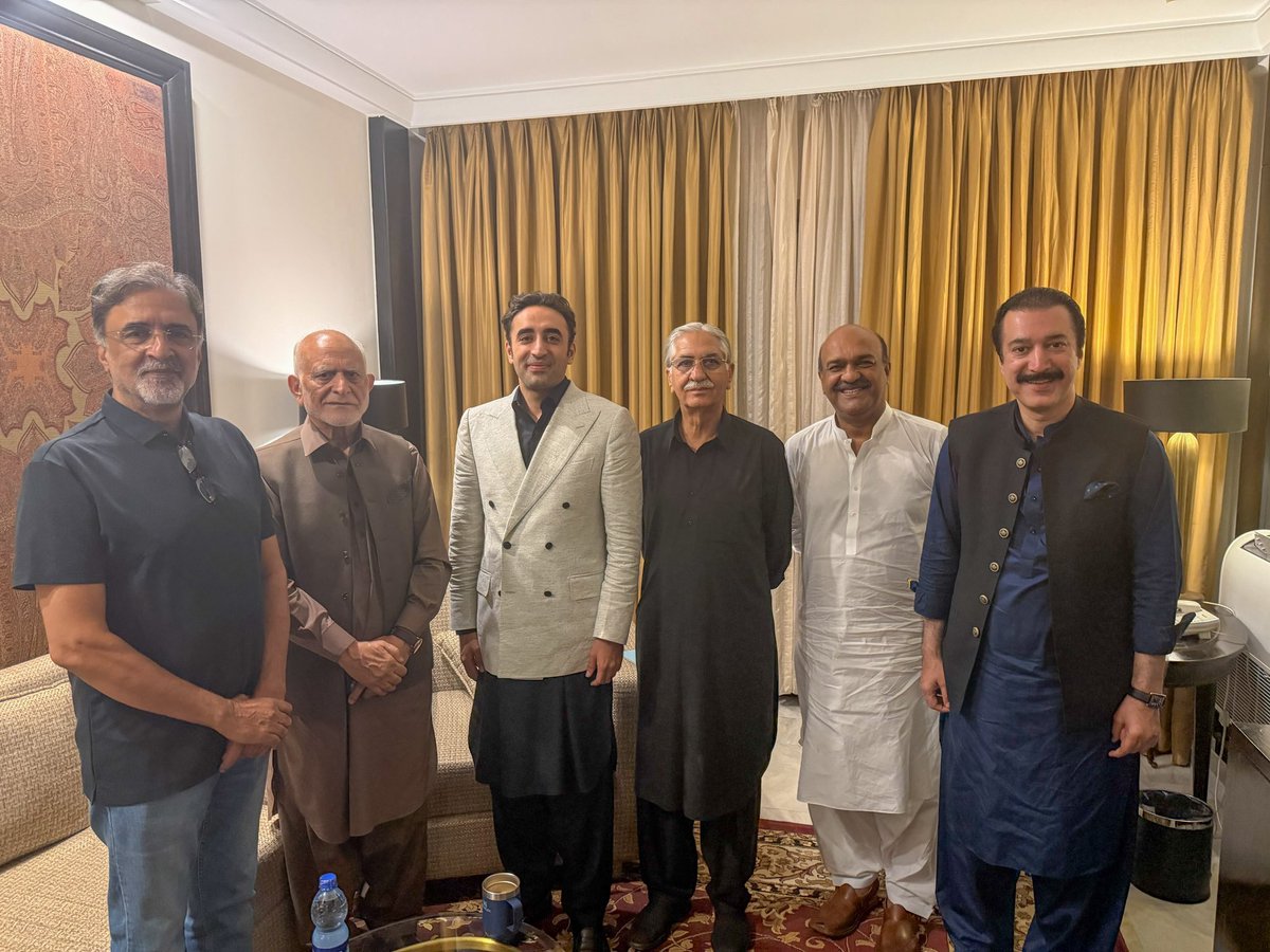 MediaCellPPP's tweet photo. مظفرآباد: پاکستان پیپلزپارٹی کے چیئرمین بلاول بھٹو زرداری سے سپریم کورٹ کے سابق جسٹس ریٹائرڈ منظور حسین گیلانی نے ملاقات کی، اس موقع پر آزاد کشمیر سے متعلق مختلف امور پر بات چیت ہوئی، چیئرمین بلاول بھٹو زرداری اور جسٹس ریٹائرڈ منظور حسین گیلانی کے درمیان آئینی امور پر بھی تبادلہ خیال ہوا، جسٹس ریٹائرڈ منظور حسین گیلانی نے چیئرمین بلاول بھٹو زرداری سے آزاد کشمیر کے حالات کے تناظر میں تجاویز بھی شیئر کیں۔
@BBhuttoZardari