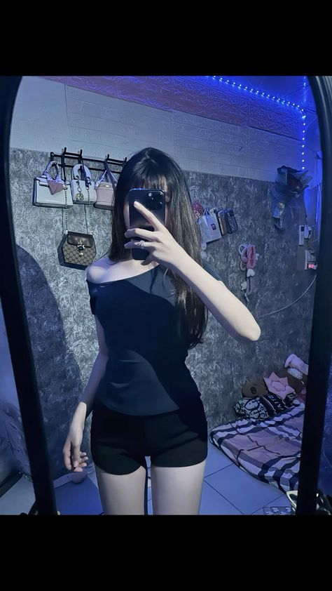 tlvrandy's tweet photo. Midnight glow in an off-shoulder black bodysuit with sleek shorts
gHip https://t.co/3iFNvHGfho