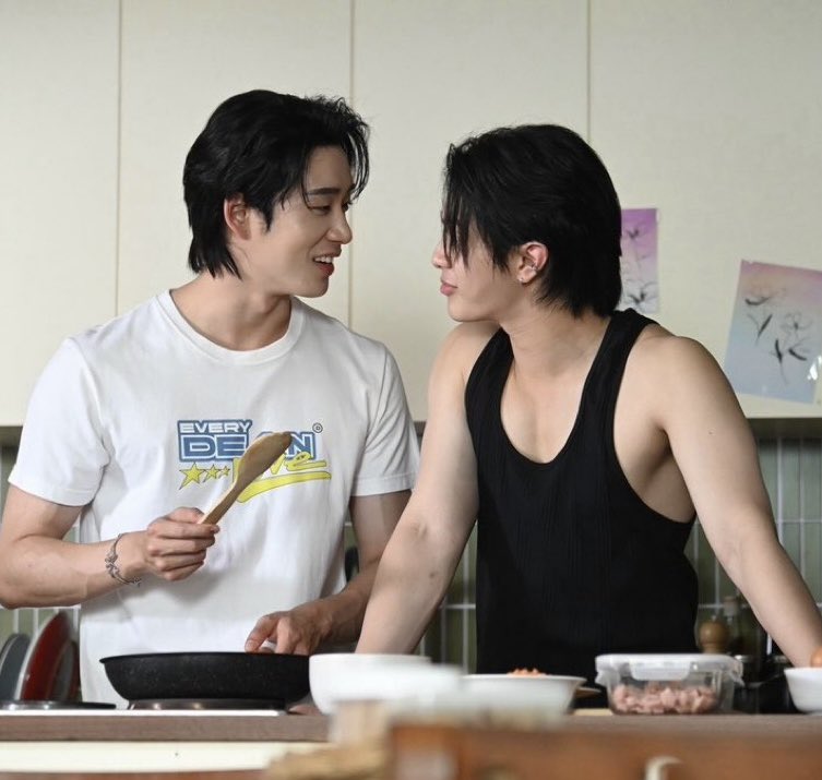 moonciip's tweet photo. นี่น้องมอธยิ้มให้ดีนตอนเข้าครัวสินะ555555555555ม๋าเด็กมานขี้อ้อนจริงๆอะ😭😭😭😭😭ออนได้เลยเคมีระเบิด

#YouManiacSeriesQ26 
#WilliamEst https://t.co/uErBVofFEV