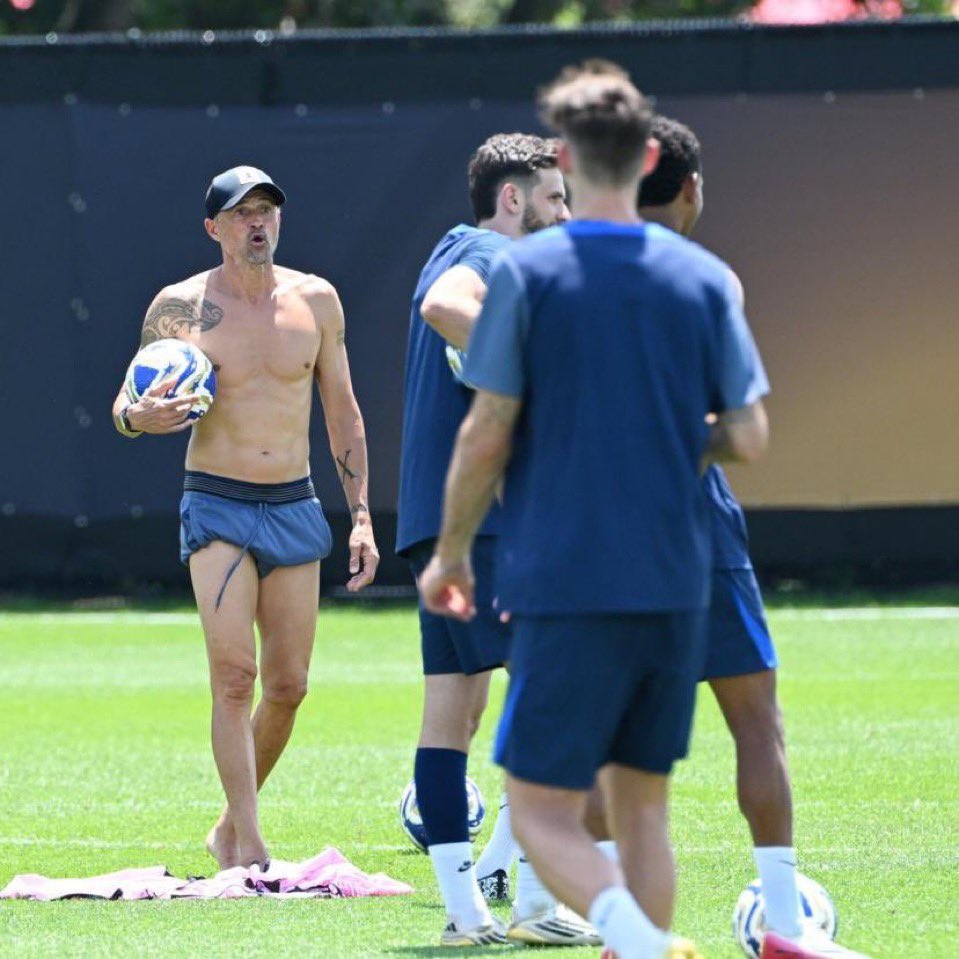 nikop17's tweet photo. Quand t’as réussi un sextuplé puis un back to back, t’en as plus rien à foutre de ce qu’on va dire de toi et tu gères l’entraînement en slibard  😎

#PSG #LuisEnrique https://t.co/h2LhSbGNk1