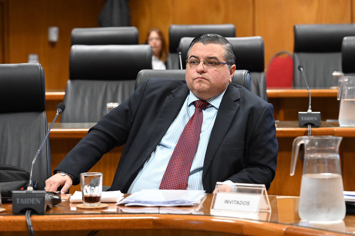 pabloabdala66's tweet photo. Hoy fue el turno de la JUTEP en la comisión de presupuesto. Quedó confirmado que la mayoría del directorio ha manipulado la institución para servir el interés de un partido. Así lo dijimos. Hace rato le retiramos la confianza. La situación no tiene retorno. 
El propio Poder Ejecutivo parece tomar distancia: ha revocado alguna de sus decisiones, y no le incluyó a la Jutep los artículos sin costo que promovió. Pero eso no alcanza: el gobierno, el presidente, deben tomar una decisión drástica, pedir renuncias y recomponer la situación. El problema es institucional, no solamente político.