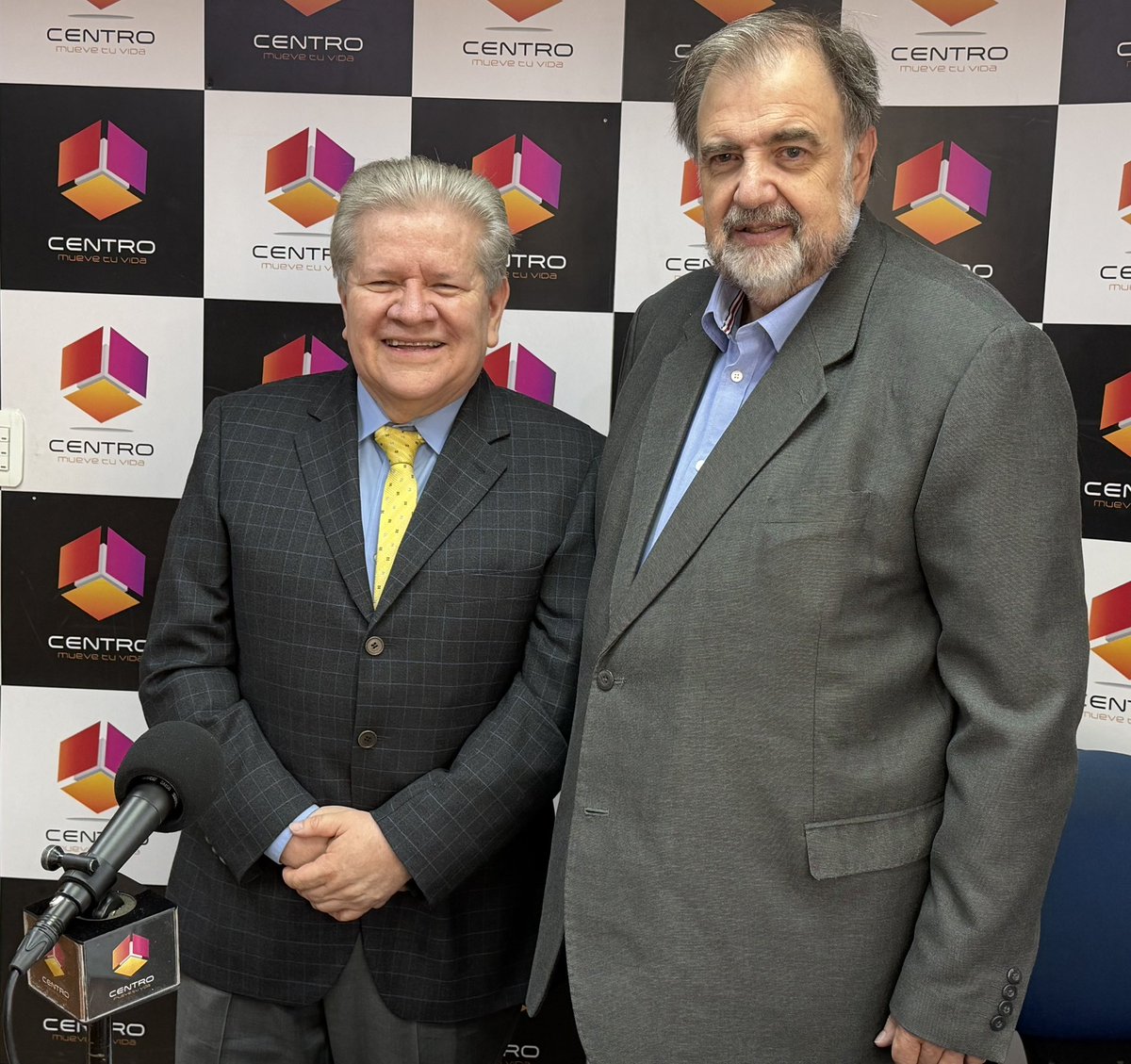 duran_cousin's tweet photo. Con Gonzalo Ruiz, conductor del noticiero #Notihoy de #RadioCentro, en Quito, momentos antes de la entrevista en la cual abordamos los cambios de gobierno en Colombia y Perú: semejanzas y grandes diferencias en los puntos de partida. https://t.co/G7F3YEIy9f