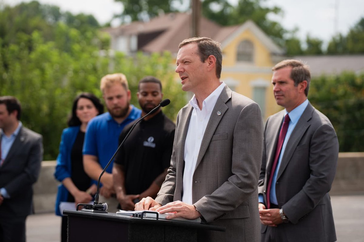 GovAndyBeshear's tweet photo. Great news for Kentuckians who live and work in Louisville: The I-65 closure is finishing ahead of schedule, with 4 of the 6 lanes reopening tonight! We know the importance of this roadway, and I'm proud we're getting the job done and delivering a safer route for everyone. https://t.co/zX0gbJKbIV