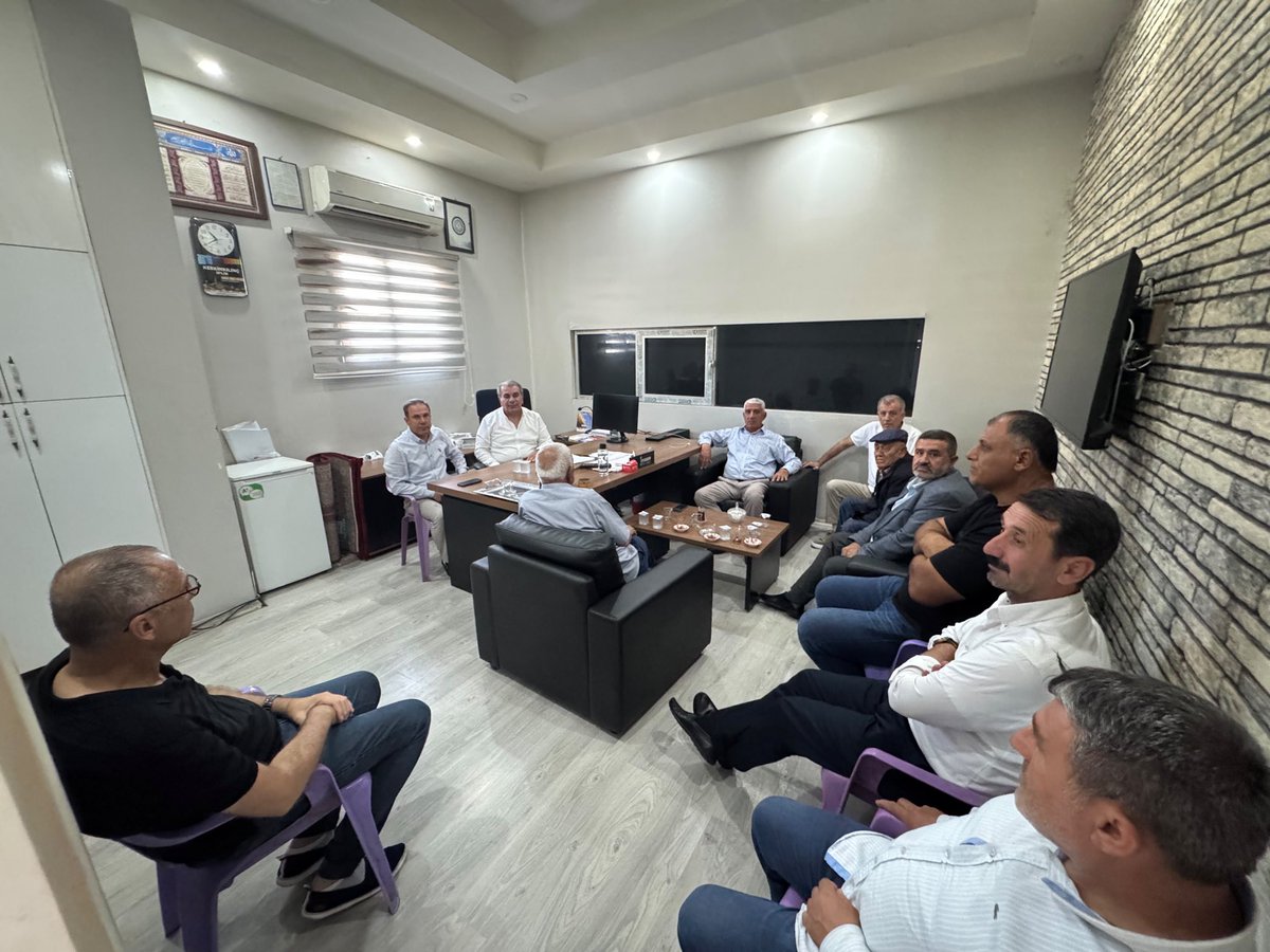 AkPartiBismil's tweet photo. 📍 Öznur Tekstil Atölyesine Ziyaret

İlçe Başkanımız Sayın Muzaffer Cengiz Özaydın ve İlçe Yönetim Kurulu Üyelerimiz ile birlikte, ilçemizde faaliyet gösteren Öznur Tekstil Atölyesini ziyaret ettik.

Atölye işletmecisi Sayın Nurettin Türk ile üretim faaliyetleri üzerine verimli bir sohbet gerçekleştirdik. Nazik misafirperverliği ve samimi ilgisinden dolayı kendisine teşekkür ediyor, ilçemizde istihdama ve üretime katkı sağlayan bu tür yatırımları desteklemeye devam edeceğimizi ifade ediyoruz.

Üreten, istihdam sağlayan ve ilçemize değer katan her girişimin yanındayız.
#AKParti #Bismil #Üretim #İstihdam #TürkiyeYüzyılı