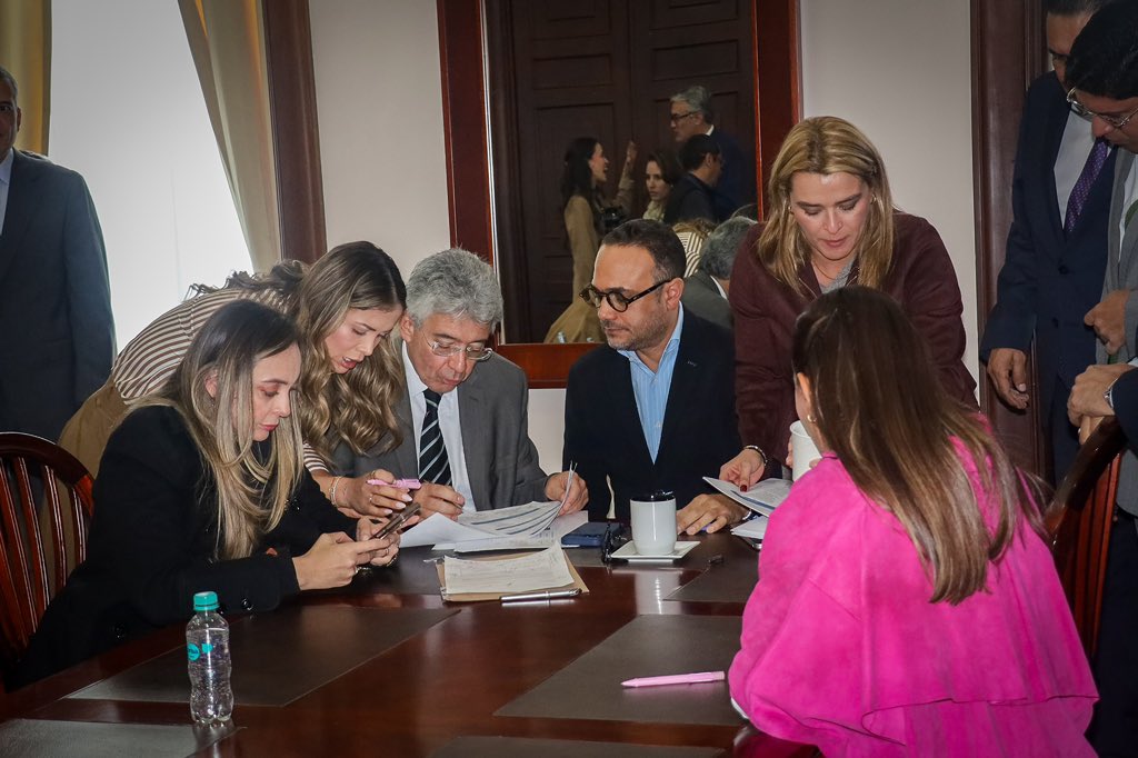 AnaPaolaAgudelo's tweet photo. Reunión de compromisarios para avanzar en el acuerdo de conformación de las comisiones que acompañarán este cuatrienio. 

Un espacio de diálogo y concertación para fortalecer el trabajo conjunto y el cumplimiento de los objetivos trazados. https://t.co/D8ZCmp7SAv