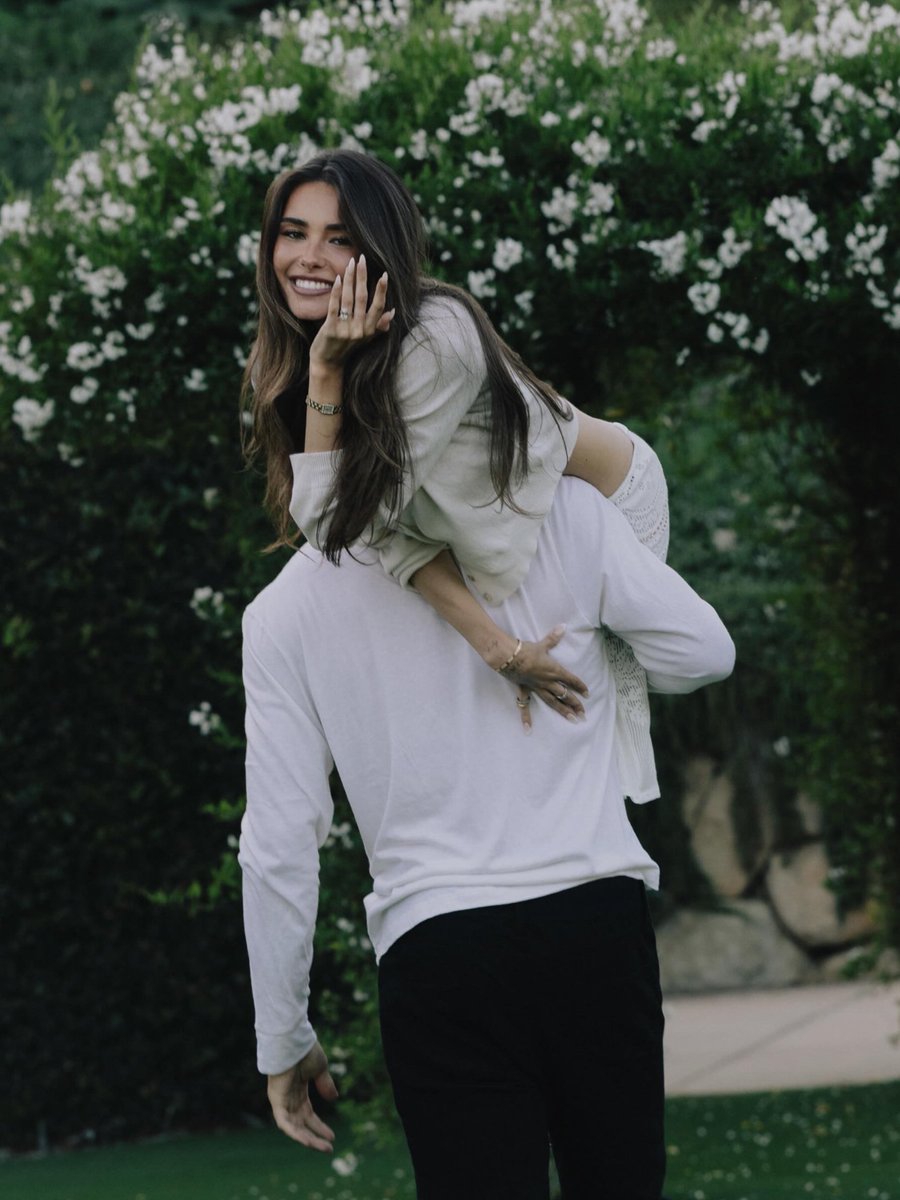 tracklist's tweet photo. Madison Beer anunciou que está noiva do jogador Justin Herbert. 💍

“Conheça meu noivo.” https://t.co/wPmdrHwP8n