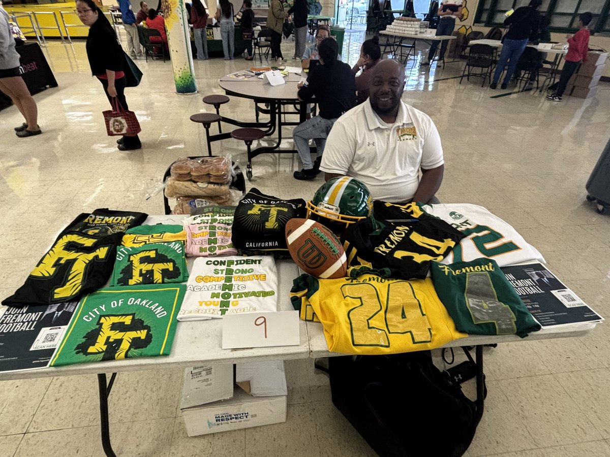 OALTigersFB's tweet photo. Admissions has begun in the cafeteria of #FremontHS. Coach #EugeneDenard (@coach_eugene - 2nd year) is holding down sign-ups for the Football program.
.
@DanielChavezFHS @AmaniYoungNo7 @LuisLopezvm7r @Offical_Gabe54x @HenryReed_1 @EliasCorea22 @RowanBDriscoll @coachcamfhs https://t.co/YFrEAFCqTP