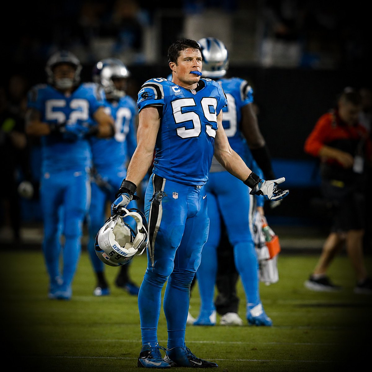 MySportsUpdate's tweet photo. Netflix is hiring #Panthers Hall of Fame LB Luke Kuechly to be its No. 1 game analyst, pairing him with Noah Eagle, per @AndrewMarchand.

Games he will call include Week 1 Rams-49ers in Australia. Netflix also has Thanksgiving Eve, Christmas and a Week 18 Saturday game.

More: https://t.co/MBASzkweKn