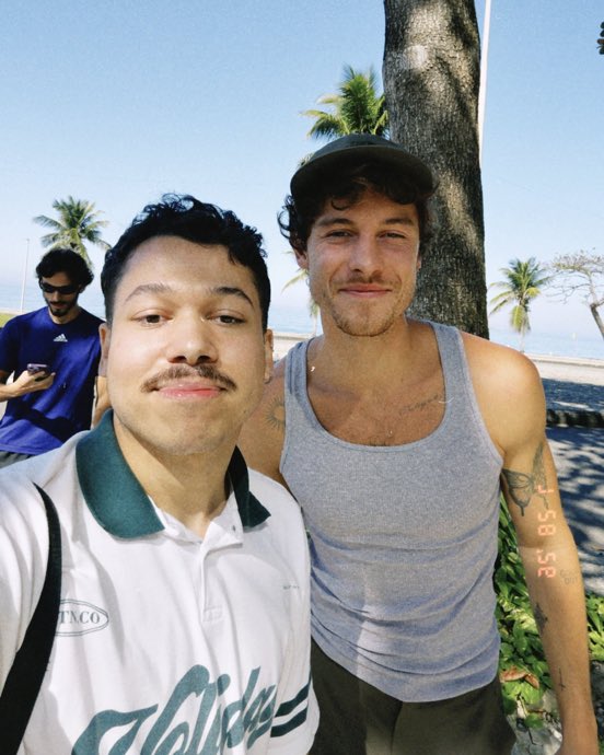 PortalSMBRA's tweet photo. Shawn Mendes com fã hoje no Rio de Janeiro. https://t.co/aIZJ9Rj6u9