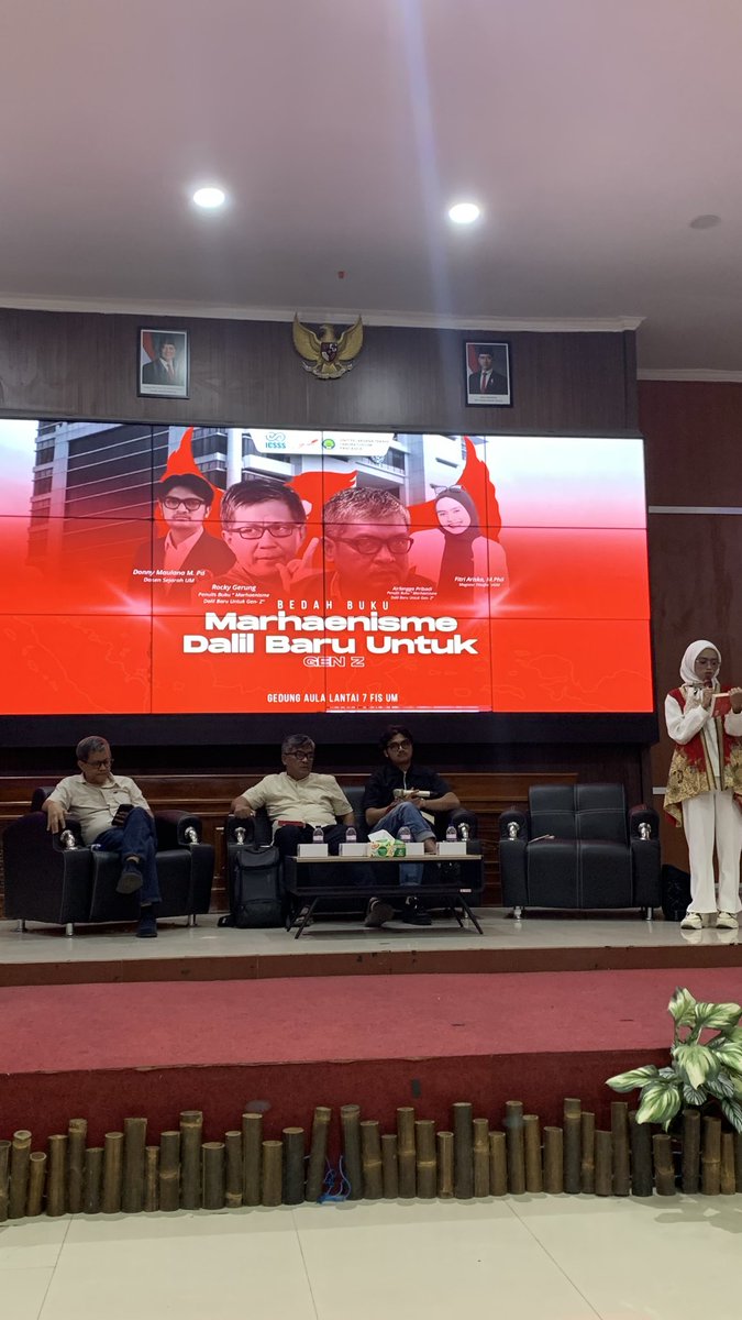 Mas_Kulin_Aja's tweet photo. kata beliau "Kalau saya disuruh memilih antara pasangan atau buku, maka saya akan memilih wanita yang sedanv membaca buku." https://t.co/9JO0cjlaTu