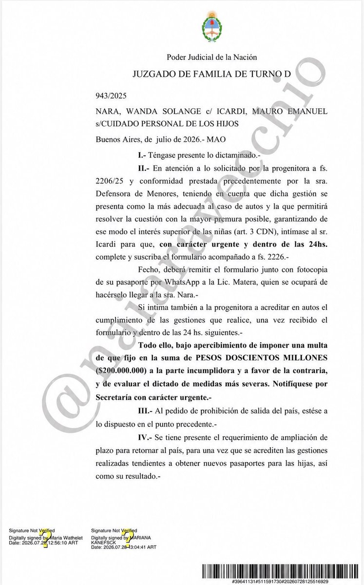 Enlopicante_'s tweet photo. EXCLUSIVO 💥 
La Justicia intimó a Mauro Icardi a firmar la documentación necesaria para la emisión de los nuevos pasaportes de sus hijas con Wanda Nara.
En caso de incumplimiento, podría aplicársele una multa de $200 millones y la prohibición de salida de la Argentina.
Además, la Justicia ordenó a la progenitora acreditar la presentación del formulario correspondiente dentro de las 24 horas siguientes.
( fuente @NaiVecchio )
#MauroIcardi #WandaNara