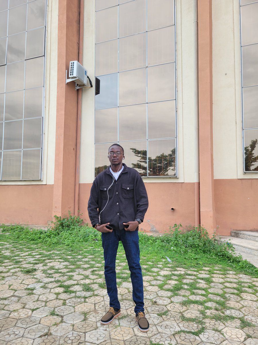 coolvinn's tweet photo. Day 2- DENIM (jeans day)

I stepped out to school with such calm energy. Honestly,it was 50% my fit and 50% the weather. Soft ,good vibes and Denim. https://t.co/8YmRqsnUPO