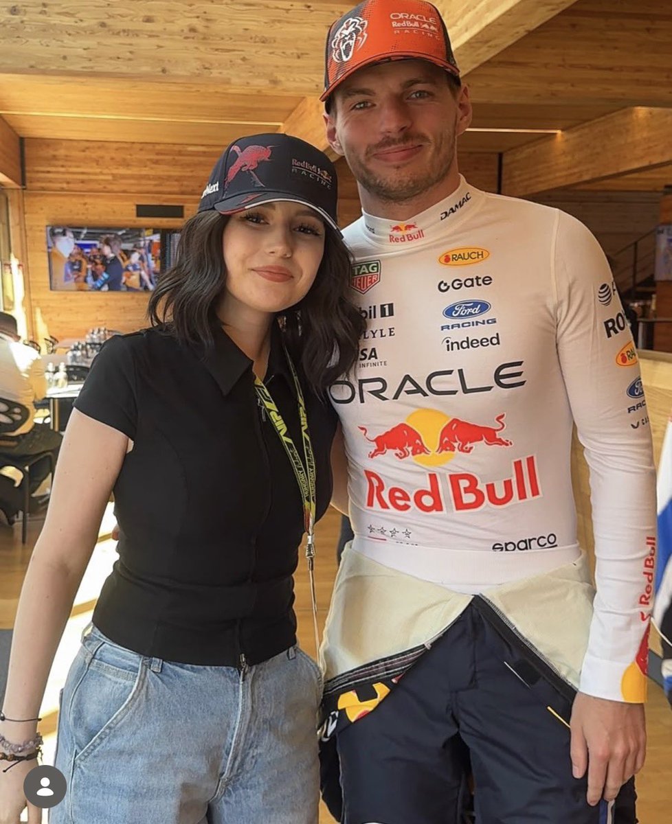 maxvcalloway's tweet photo. Max with a fan in Budapest. She is been dealing with cancer since a really young age and it’s still doing treatments. 

On her birthday she received a package with a personal dedication from Max and F1 Tickets for F1 and Max promised to meet her and he did. 🥹

More of her story below! 👇