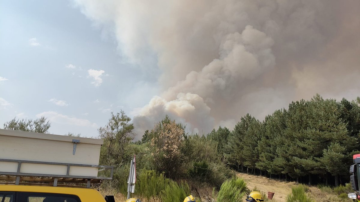 Infobierzo's tweet photo. ACTUALIZACIÓN | Dos pueblos desalojados y otros dos confinados por el incendio de La Utrera (León) 🔴🔥 Corte de tráfico de la LE-451 👁️‍🗨️🔎 Te contamos su evolución en la noticia @briftabuyo @AT_Brif @naturalezacyl #iflautrera #IncendiosForestalesEspaña 
https://t.co/aT4qk69NuR https://t.co/TCD6W48uLo
