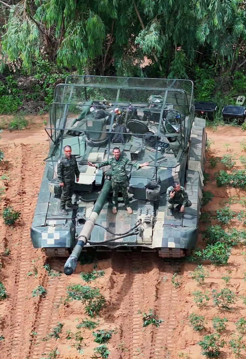 wuthi11_'s tweet photo. 🇹🇭 Oplot-T fitted with a foldable anti-drone hood. https://t.co/BnL4l6CaFI