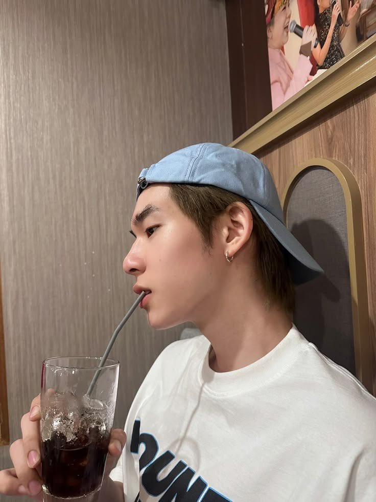 octwriter's tweet photo. ไอเยิ้บหนุ่มตี๋เซ็ทนี้จริง ๆ แค่กินน้ำฮียังหล่อเลยอะ https://t.co/lGFZE96UBZ