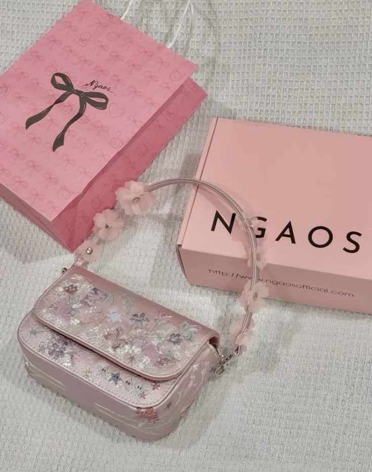 bloompiessss's tweet photo. Tolong cewek-cewek girly merapat‼️‼️
Jangan buka thread ini kalo dompet kalian gak mau menjerit 😭🎀

Aku nemu koleksi tas lokal atau import yang bentuknya mirip tas Princess drakor. Detailnya mewah, super gemes, dan harganya RAMAH KANTONG BANGEETTT ‼️‼️ https://t.co/5rr5XLCtaw