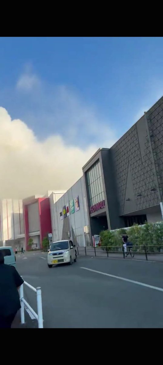 fabiola_blanco's tweet photo. I was at Aeon Mall Kumamoto Crea during both the earthquake and the explosion.  
The staff had evacuated outside for a while, and once things calmed down, it felt like they went back inside.  
Some people seemed to have gone back to retrieve 
#イオンモール熊本　#クレア https://t.co/88g7srYBJu