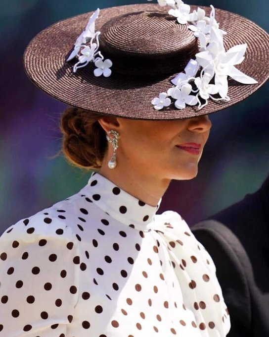 christo34036850's tweet photo. 🦋🦋♔HRH 
 #BlazerLook #ClassyStyle #FashionInspo #ElegantStyle #ChicLook #Fashionista 🏴󠁧󠁢󠁷󠁬󠁳󠁿#frockingFabulous #FutureQueen #queenbee #PrincessofWales #monarchy #PrincessCatherine #RoyalFamily #iconic #weekendvibes  🐝 https://t.co/i9m2T5CUaS