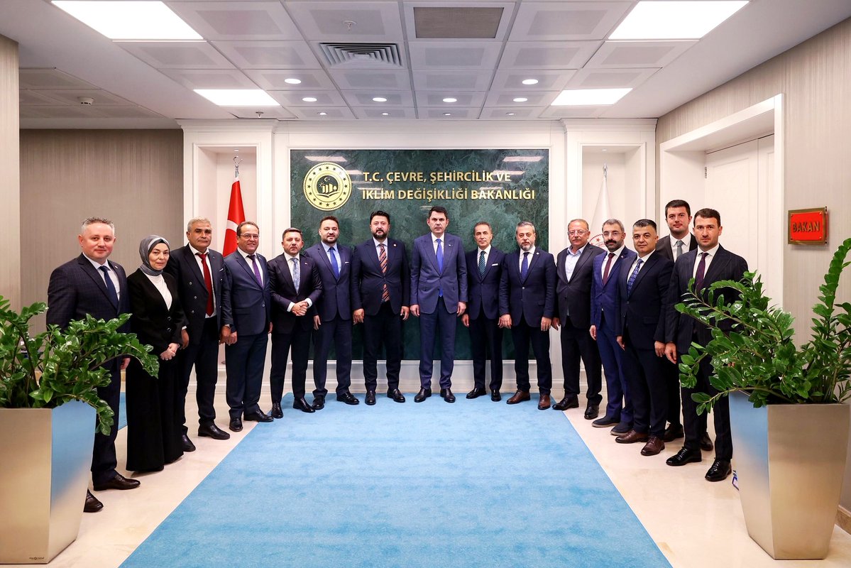 MvSuleymanOzgun's tweet photo. Her Şey Nevşehir’imiz İçin, Her Şey Kıymetli Hemşehrilerimiz İçin…

Cumhurbaşkanımız Sayın Recep Tayyip Erdoğan’ın liderliğinde, Çevre, Şehircilik ve İklim Değişikliği Bakanımız Sayın Murat Kurum’un destekleriyle, şehrimizin ve belediyelerimizin hizmet kapasitesini güçlendirecek önemli destek ve yatırımları Nevşehir’imize kazandırıyoruz.

Nevşehir Valimiz Hüseyin Kök,Nevşehir il Başkanımız Muhammed Feyzi Aygün, Nevşehir Milletvekillimiz  Emre Çalışkan, Nevşehir Belediye Başkanımız Rasim Arı ve Belde Belediye Başkanlarımızla birlikte bugün Çevre ve Şehircilik Bakanımız Murat Kurum ile yaptığımız görüşme neticesinde;

📍 Nevşehir Belediyemize

• 50 milyon TL hibe
• 100 milyon TL kredi desteği
• Çöp toplama aracı, kazıcı yükleyici, kamyon ve kar küreme araçlarından oluşan toplam 5 araç hibe desteği
• Millet Bahçesi projesinin hayata geçirilmesi
• Cami Cedit Mahallemiz ve Kayaşehir bölgemize yönelik yeni proje ve yatırımların hayata geçirilmesi

📍 Nevşehir İl Özel İdaremize

• 30 milyon TL hibe
• 1 adet ekskavatör
• 1 adet çöp toplama aracı

📍 Karapınar Belediyemize

• 1 adet traktör
• 75 adet çöp konteyneri
• 7 milyon TL hibe
• 15.000 m² Sanayi Sitesi için arazi tahsisi

📍 Nar Belediyemize

• 1 adet vidanjör
• 75 adet çöp konteyneri
• 7 milyon TL hibe

📍 Özkonak Belediyemize

• 1 adet traktör
• 75 adet çöp konteyneri
• 7 milyon TL hibe

📍 Mustafapaşa Belediyemize

• 1 adet kazıcı yükleyici
• 75 adet çöp konteyneri
• 7 milyon TL hibe

📍 Karacaşar Belediyemize

• 1 adet çöp toplama kamyonu

📍 Kalaba Belediyemize

• 1 adet çöp toplama aracı
• 75 adet çöp konteyneri
• Toplam 7 milyon TL değerinde hibe

📍 Ortahisar Belediyemize

• 1 adet arazöz
• 75 adet çöp konteyneri
• 7 milyon TL hibe
• 515 m² sosyal tesis alanı tahsisi

Şehrimizin her köşesine hizmet ulaştıracak, belediyelerimizin hizmet gücünü artıracak ve Nevşehir’imizin geleceğine değer katacak bu önemli desteklerin hayırlı olmasını diliyorum.

Millet Bahçemizi şehrimize kazandırıyor, Cami Cedit Mahallemiz ve Kayaşehir bölgemizde hayata geçireceğimiz yeni projelerle Nevşehir’imizin gelişimine yeni değerler ekliyoruz.

Cumhurbaşkanımız Sayın Recep Tayyip Erdoğan’a, Çevre, Şehircilik ve İklim Değişikliği Bakanımız Sayın Murat Kurum’a ve emeği geçen herkese şehrimiz adına teşekkür ediyorum.

Eser ve hizmet siyasetimizden taviz vermeden, ortak akıl ve güçlü iş birliğiyle Nevşehir’imiz için çalışmaya, üretmeye ve yeni yatırımları şehrimize kazandırmaya kararlılıkla devam edeceğiz.