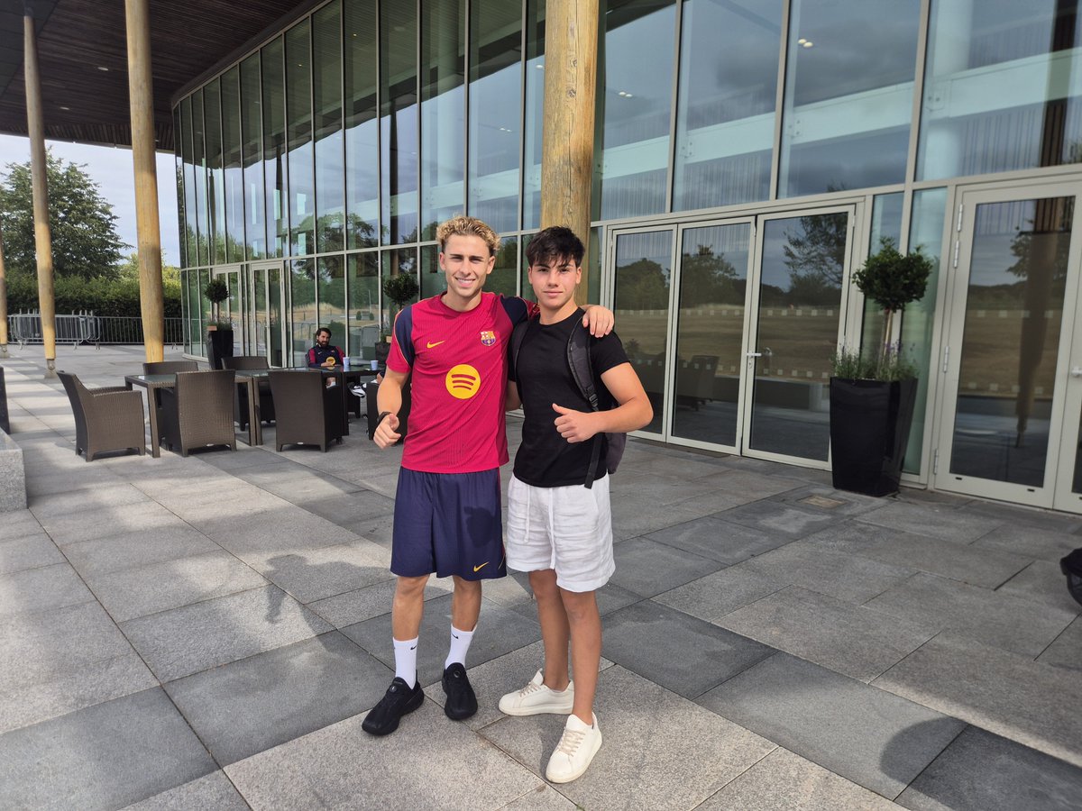 JesusTO53372809's tweet photo. Aunque somos valencianistas, me quito el sombrero con Fermin, un xico muy amable. Hilton St George Park https://t.co/StJPIcJB9V