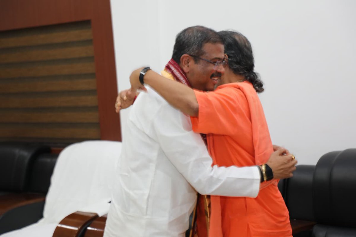 dpradhanbjp's tweet photo. ଭୁବନେଶ୍ୱର ଠାରେ ପୂଜ୍ୟ ସ୍ୱାମୀ ଲକ୍ଷ୍ମଣାନନ୍ଦ ସରସ୍ୱତୀଙ୍କ ଜୀବନୀ ଓ ସାଧନା ଆଧାରିତ ପୁସ୍ତକ 'ବେଦାନ୍ତ କେଶରୀ ସ୍ୱାମୀ ଲକ୍ଷ୍ମଣାନନ୍ଦ ସରସ୍ୱତୀ : କୃତି ଓ ବ୍ୟକ୍ତିତ୍ୱ' ଉନ୍ମୋଚନ ସମାରୋହରେ ରାଷ୍ଟ୍ରୀୟ ସ୍ୱୟଂସେବକ ସଂଘର ସରକାର୍ଯ୍ୟବାହ ମାନନୀୟ ଦତ୍ତାତ୍ରେୟ ହୋସବାଲେ, ମୁଖ୍ୟମନ୍ତ୍ରୀ @MohanMOdisha, ଅନ୍ତର୍ଜାତୀୟ କ୍ରିୟାଯୋଗ ସଂଗଠନର ଆଧ୍ୟାତ୍ମିକ ମୁଖ୍ୟ ପୂଜ୍ୟ ସ୍ୱାମୀ ପରମହଂସ ପ୍ରଜ୍ଞାନାନନ୍ଦ, ‘ସ୍ୱାମୀ ଲକ୍ଷ୍ମଣାନନ୍ଦ ସରସ୍ୱତୀ ସ୍ମୃତି ନ୍ୟାସ’ର ଅଧ୍ୟକ୍ଷ ସ୍ୱାମୀ ଜୀବନ ମୁକ୍ତାନନ୍ଦ ଏବଂ ନ୍ୟାସର ପରିଚାଳନା ଟ୍ରଷ୍ଟି ମନସୁଖଲାଲ ସେଠିଆଙ୍କ ସହ ଯୋଗଦେବା ମୋର ସୌଭାଗ୍ୟ ।