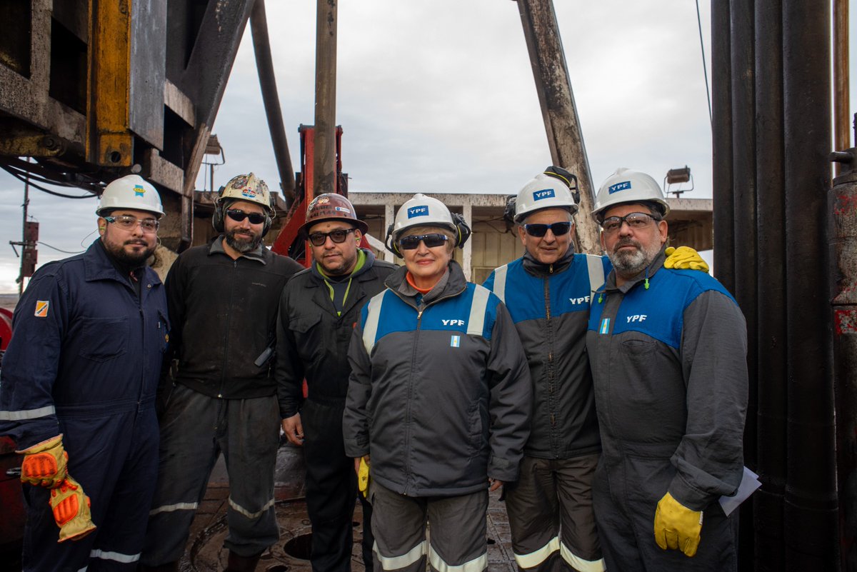 HoracioMarin_ok's tweet photo. Recibimos a @KGeorgieva, @LuisCaputoAR y sus equipos en Loma Campana, donde les mostramos de primera mano la transformación energética del país y el enorme potencial que tiene la Argentina para convertirse en un exportador global de energía.

Tuvimos una reunión muy productiva y recorrimos un equipo de perforación de última generación, donde pudo conocer el trabajo de nuestra gente, de las empresas que nos acompañan todos los días y el nivel de tecnología y eficiencia que alcanzamos.

#YPF #EnergíaArgentina #YPF #ClaseMundial