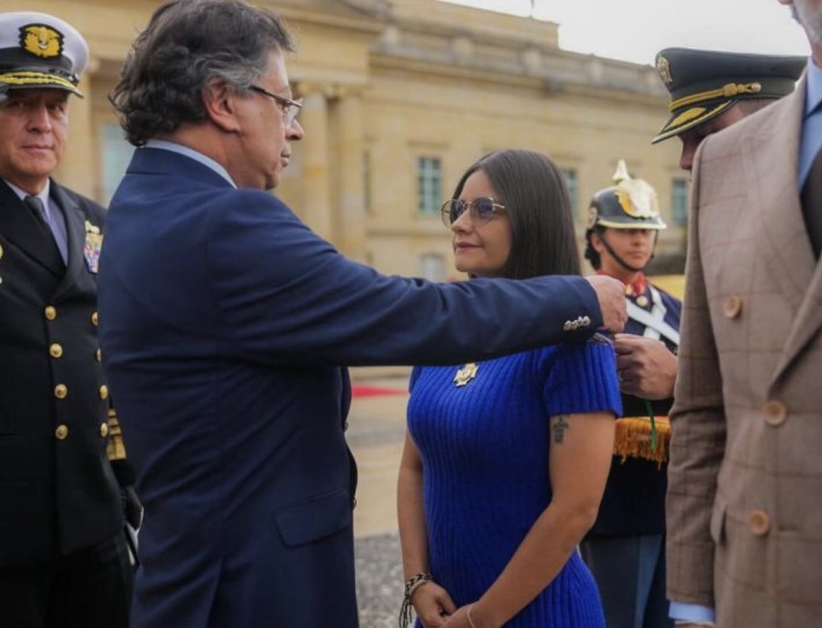 maicajamarca_'s tweet photo. El Presidente @petrogustavo siempre le dio un trato digno y respetuoso a Angie Rodríguez, tanto así que la condecoró.

Hoy se alía con Abelardo de la Espriella, convirtiéndose en una desagradecida con la persona que le permitió escalar tan alto.

Toda mi solidaridad con el Presidente de la República que tanta dignidad le dio a Colombia. ✊🏼🇨🇴