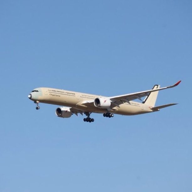 Indie5051's tweet photo. HISTÓRICO

¡El vuelo sin escalas más largo de la historia acaba de ser realizado por un avión comercial, el Airbus A350-1000ULR!

La aeronave completó un vuelo directo de Melbourne, Australia, a Toulouse, Francia, en 24 horas y 23 minutos, sin aterrizar ni hacer una sola escala durante todo el trayecto.