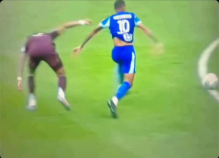 cp3_burner's tweet photo. @RemarksFootball This was Tyrone Mings during the game 😂 

This clip only makes Greenwood look good https://t.co/aRAB6H5iQ1