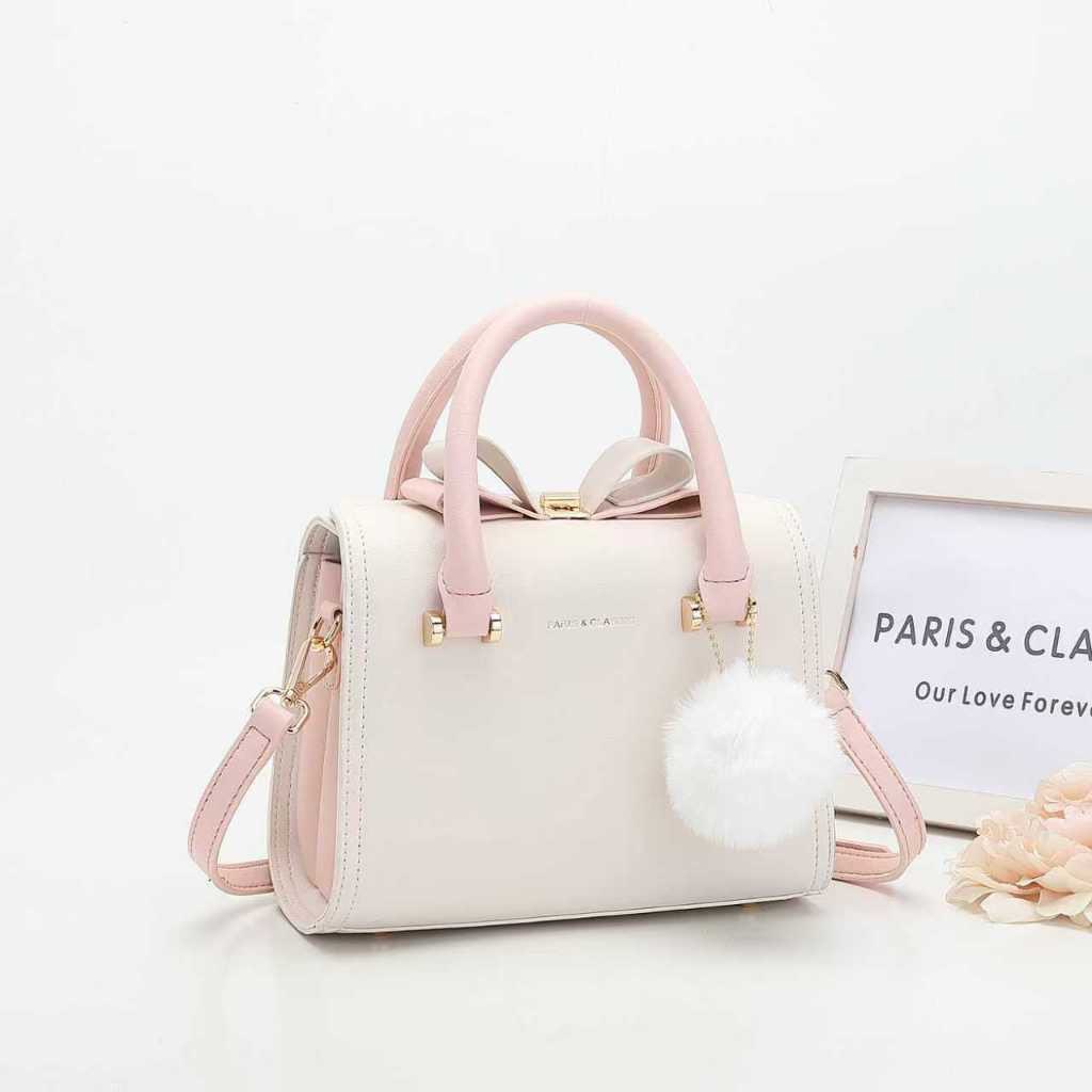 bloompiessss's tweet photo. Tas kulit sintesis high quality dengan bentuk kokoh, aksen pita emas, plus dapet gantungan pom-pom bulu super halus❗️Elegan tapi tetep imut banget 😭💗

https://t.co/U23xZmp4f4 https://t.co/45niNO6AgH