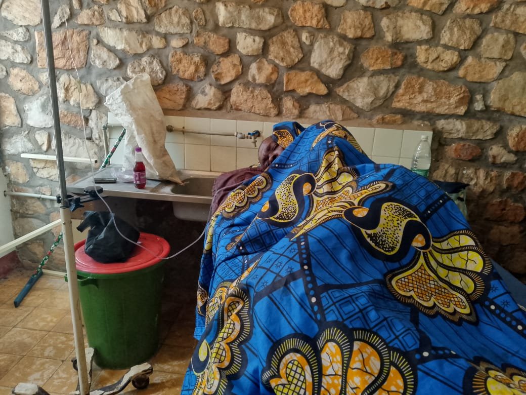 MagazineJimbere's tweet photo. 🚨 Une femme a été placée au cachot de la police de #Muramba après avoir grièvement blessé son mari à la machette dans la nuit du 27 juillet 2026, sur la colline #Ngara, en commune #Bubanza (@Bujaprov2025)
🏥 Selon les informations disponibles, le couple vivait ensemble depuis une vingtaine d'années, mais des différends liés à la gestion de leurs biens communs opposaient régulièrement les deux époux. La victime, blessée à la tête et au bras, est hospitalisée à l'hôpital de Bubanza
#Burundi #Jimbere
