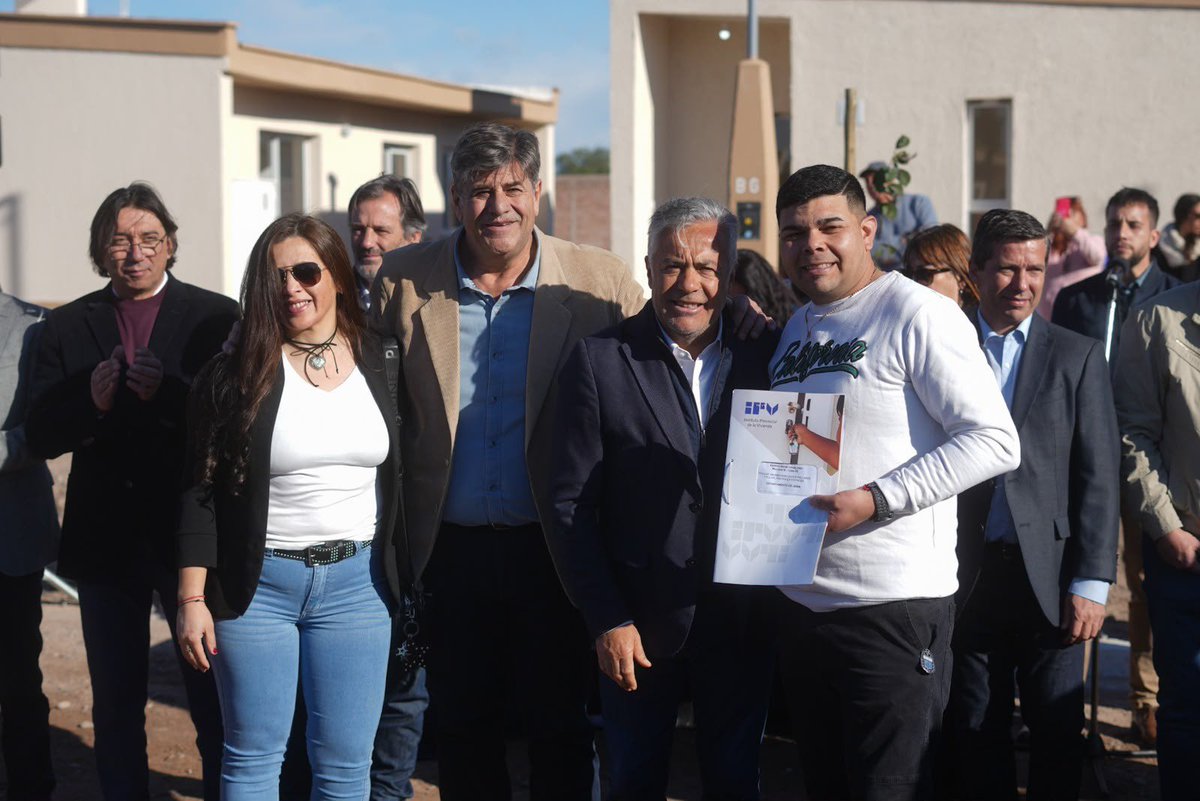 alfredocornejo's tweet photo. Hoy entregamos 30 viviendas en Junín a través del programa Mendoza Construye, una política que seguimos sosteniendo para que más familias mendocinas puedan acceder a su casa propia.

Esto es posible gracias a una provincia bien administrada y a una articulación sostenida entre el Gobierno de Mendoza, el IPV y el Municipio de Junín. Una planificación que no se limita a construir viviendas, sino que también contempla obras y servicios fundamentales como agua potable, cloacas, accesos, escuelas y equipamiento.

Seguimos trabajando con una política habitacional con continuidad, que permita dar respuestas concretas y acompañar el crecimiento de cada comunidad.