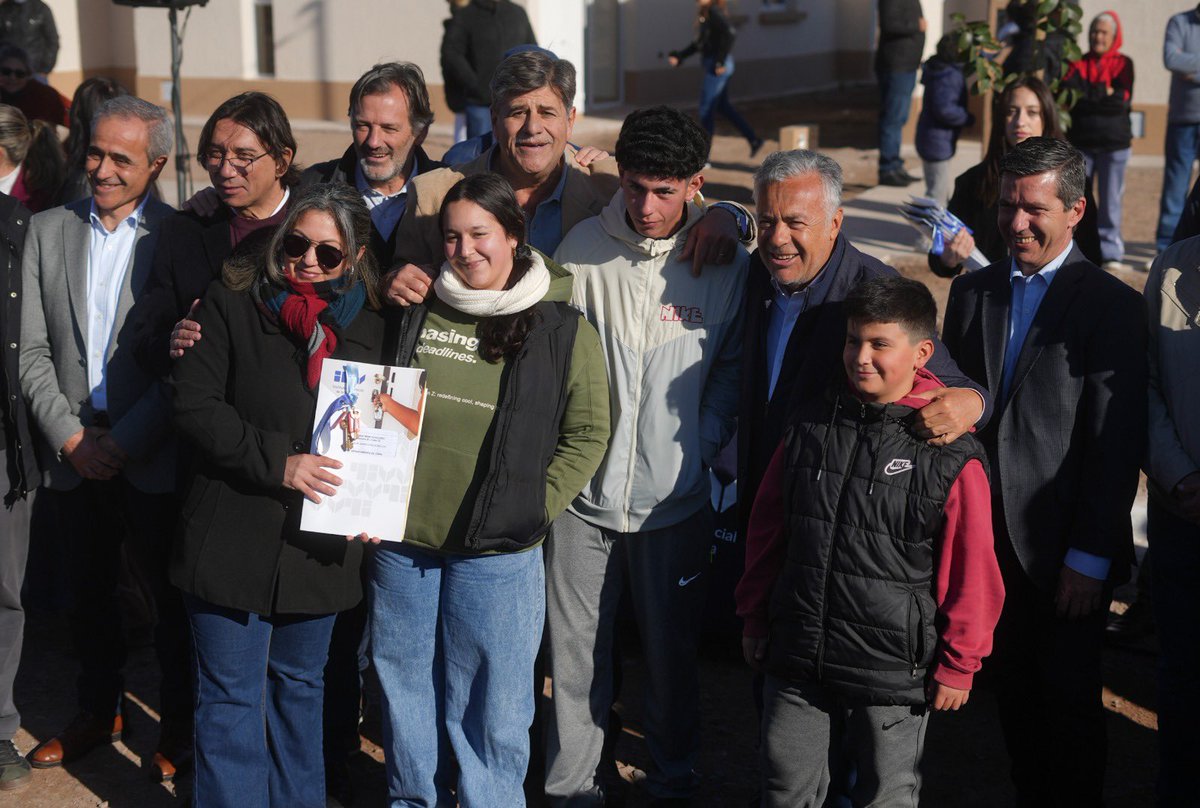 alfredocornejo's tweet photo. Hoy entregamos 30 viviendas en Junín a través del programa Mendoza Construye, una política que seguimos sosteniendo para que más familias mendocinas puedan acceder a su casa propia.

Esto es posible gracias a una provincia bien administrada y a una articulación sostenida entre el Gobierno de Mendoza, el IPV y el Municipio de Junín. Una planificación que no se limita a construir viviendas, sino que también contempla obras y servicios fundamentales como agua potable, cloacas, accesos, escuelas y equipamiento.

Seguimos trabajando con una política habitacional con continuidad, que permita dar respuestas concretas y acompañar el crecimiento de cada comunidad.