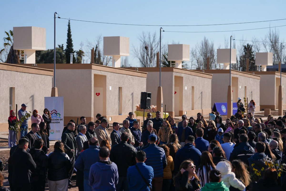 alfredocornejo's tweet photo. Hoy entregamos 30 viviendas en Junín a través del programa Mendoza Construye, una política que seguimos sosteniendo para que más familias mendocinas puedan acceder a su casa propia.

Esto es posible gracias a una provincia bien administrada y a una articulación sostenida entre el Gobierno de Mendoza, el IPV y el Municipio de Junín. Una planificación que no se limita a construir viviendas, sino que también contempla obras y servicios fundamentales como agua potable, cloacas, accesos, escuelas y equipamiento.

Seguimos trabajando con una política habitacional con continuidad, que permita dar respuestas concretas y acompañar el crecimiento de cada comunidad.